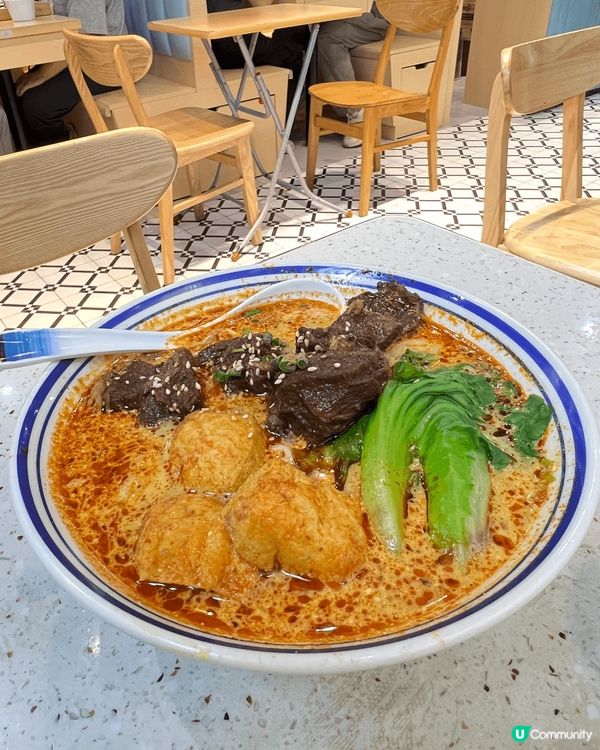 晚餐選擇了天廚海南雞！我點了他們的招牌海南雞，肉質鮮嫩，搭配...