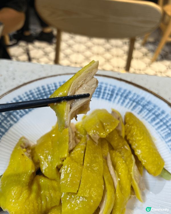 晚餐選擇了天廚海南雞！我點了他們的招牌海南雞，肉質鮮嫩，搭配...