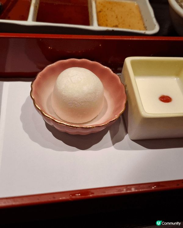 這天午餐下午茶晚餐都有甜品食，好正。午餐個套餐有杏仁奶凍同埋...