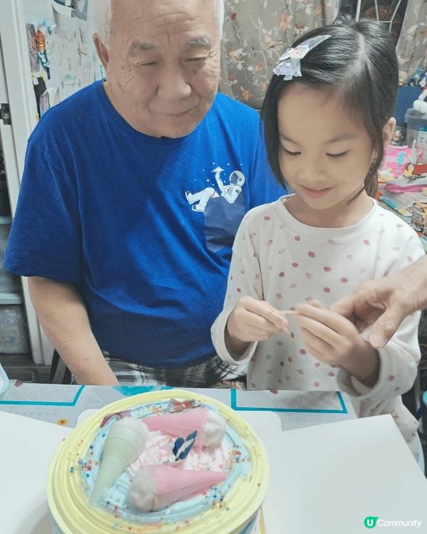 這小女孩在任何場合也很喜歡食精美的甜品或蛋榚