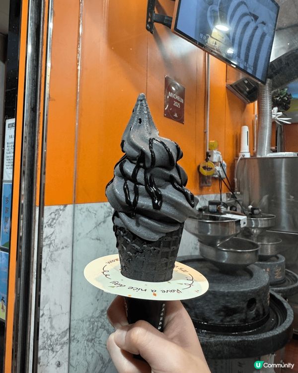 最近超人氣嘅暖心之作，專食黑芝麻甜品，行過有個石磨喺度不斷磨...