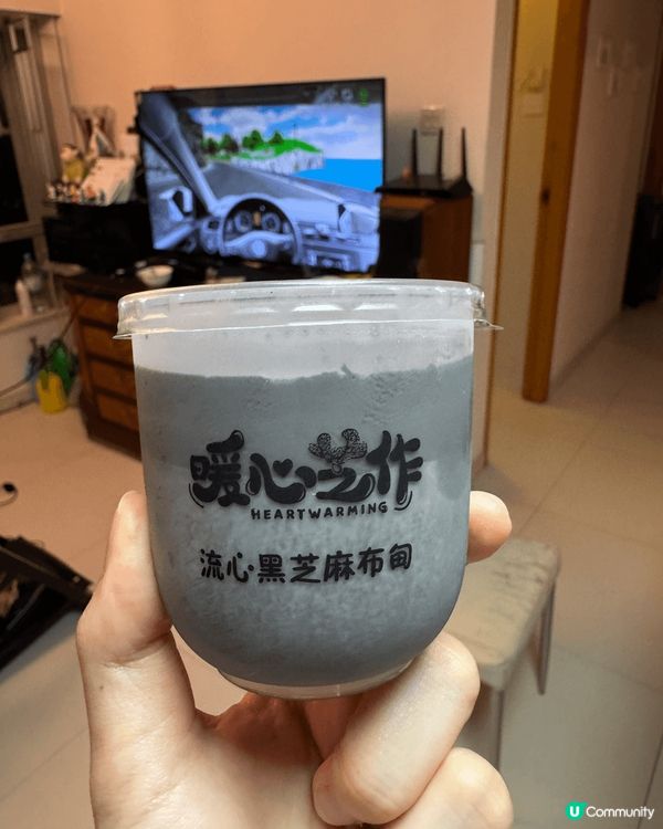 最近超人氣嘅暖心之作，專食黑芝麻甜品，行過有個石磨喺度不斷磨...