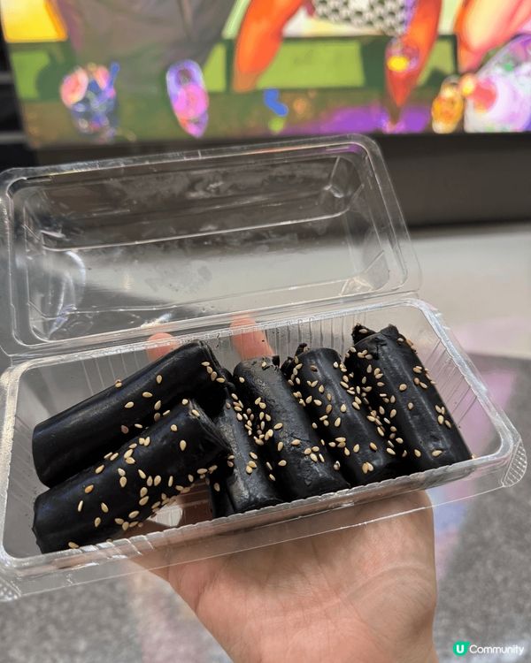 最近超人氣嘅暖心之作，專食黑芝麻甜品，行過有個石磨喺度不斷磨...