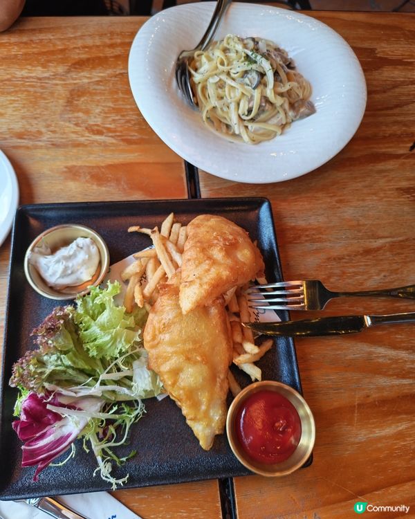 同家人暢飲，食蠔中。