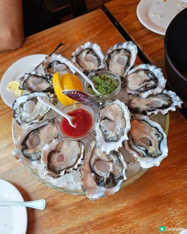 同家人暢飲，食蠔中。