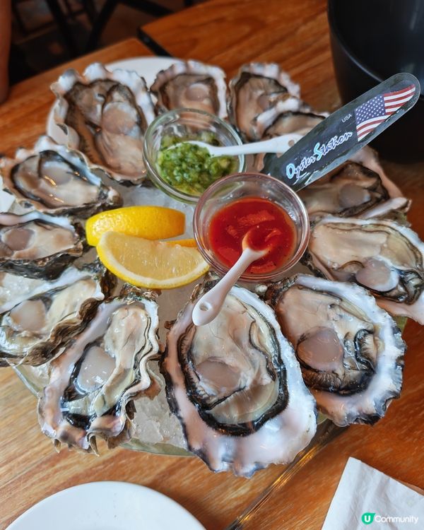 同家人暢飲，食蠔中。