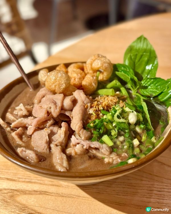 牛頭角高質超值泰菜 必食炭香燒原隻魷魚