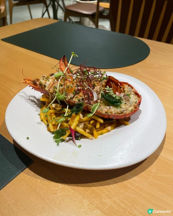 木系餐廳的多國菜