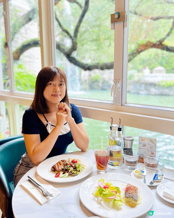 位於金鐘香港公園內的歐陸風純白玻璃屋湖畔餐廳Pondside...