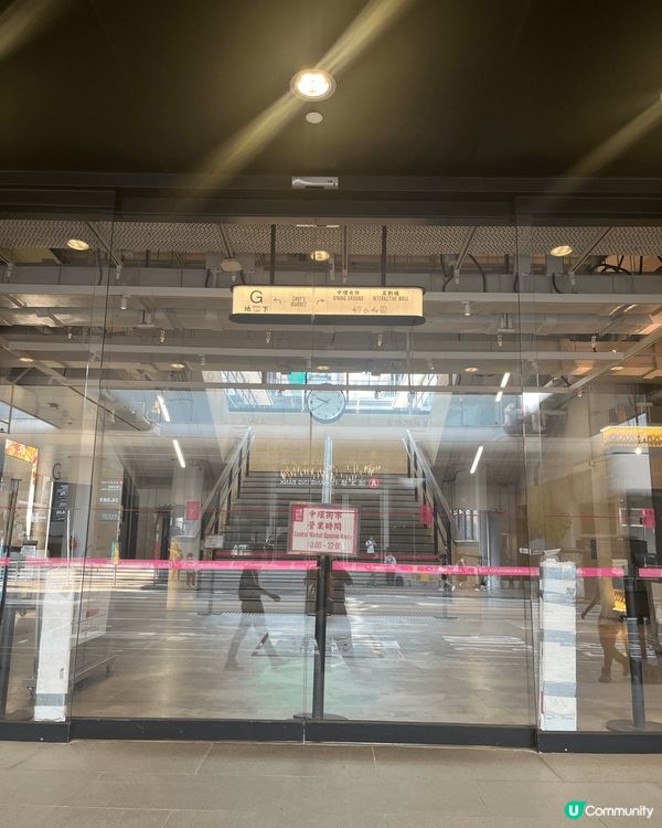 中環街市主入口對開嗰條水磨石大樓梯，真係我打卡影相嘅最愛位置...