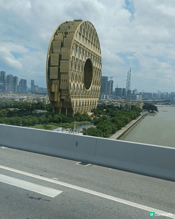 在廣州高速公路上看到這好特別的建築物,成個銅錢样子,設計及建...