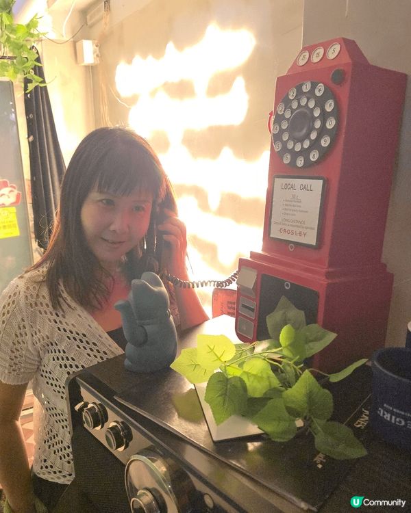 而家嗰個用手機, 好少見到呢啲電話亭, 呢個擺設好得意, 當...