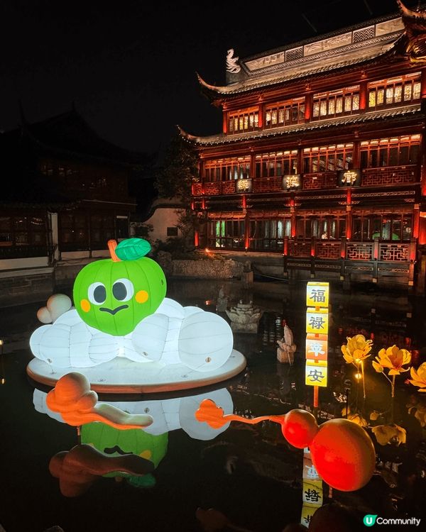 上海的城隍廟夜景很美麗，有很多打卡的地，有很多多食的買的，最...