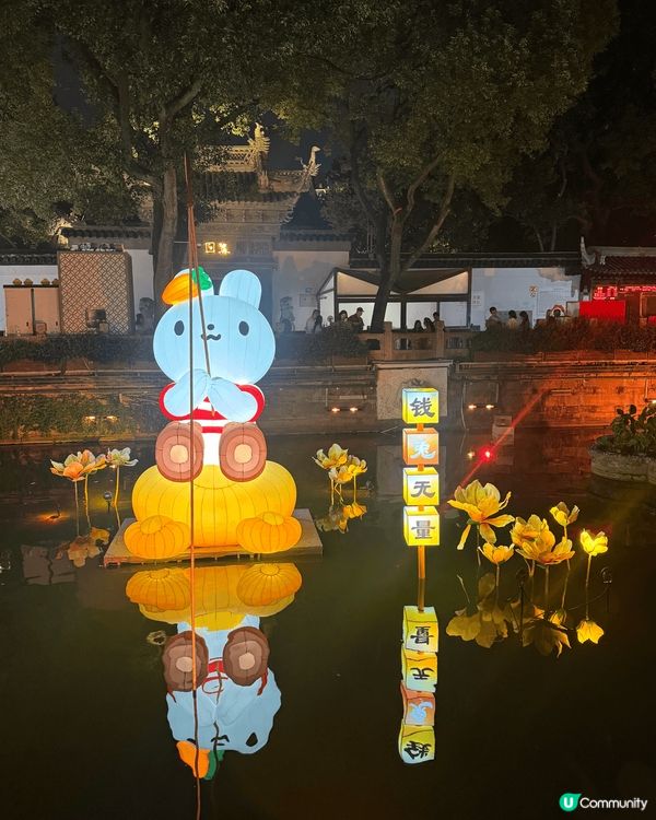 上海的城隍廟夜景很美麗，有很多打卡的地，有很多多食的買的，最...