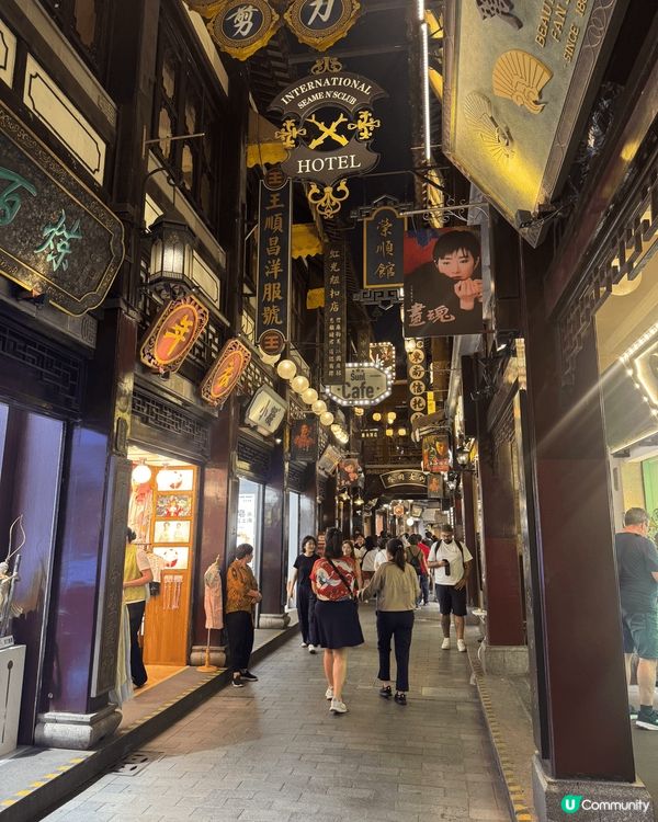 上海的城隍廟夜景很美麗，有很多打卡的地，有很多多食的買的，最...