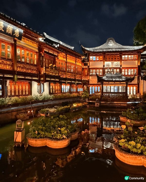 上海的城隍廟夜景很美麗，有很多打卡的地，有很多多食的買的，最...