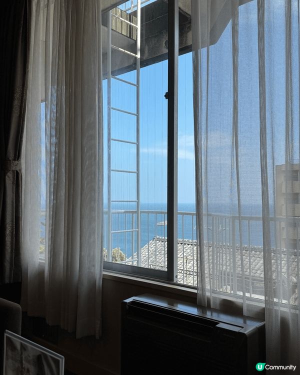 這次入住的是位於熱海的家庭式溫泉旅館，房間可以望到一望無際的...