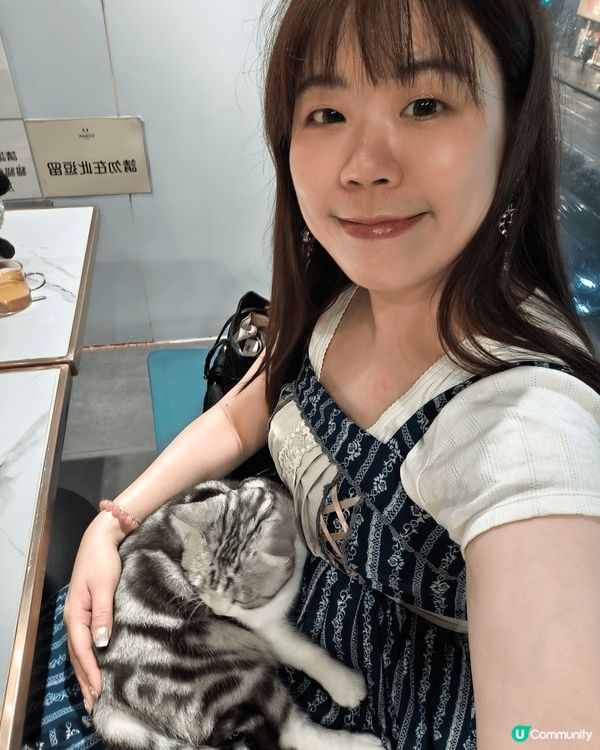 這天OOTD 是一件美美的吊帶裙配一件小白T，再化上一個淡淡...