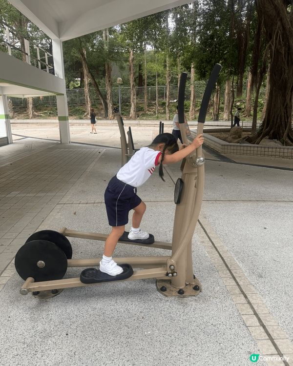 屋村商場出面既運動器材，小學雞成日都要上去玩一餐，成為佢既打...
