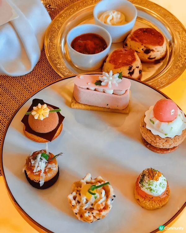 係上海和平飯店食下午茶，走入和平飯店，最先見到復古旋轉門，璀...