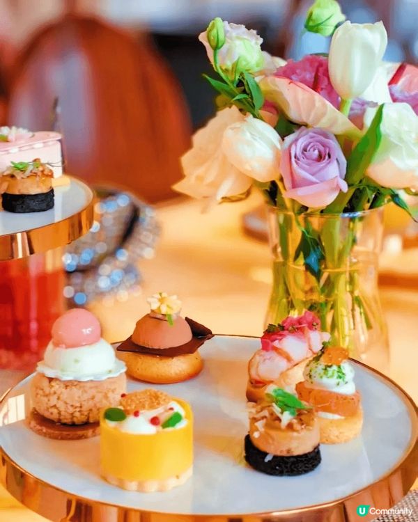 係上海和平飯店食下午茶，走入和平飯店，最先見到復古旋轉門，璀...