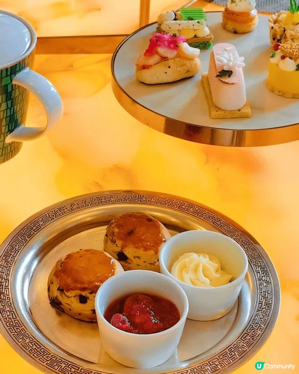 係上海和平飯店食下午茶，走入和平飯店，最先見到復古旋轉門，璀...