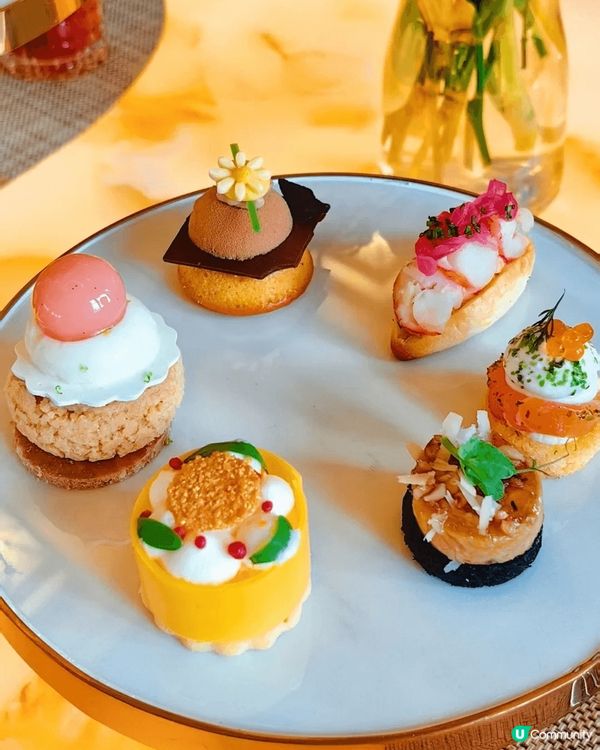 係上海和平飯店食下午茶，走入和平飯店，最先見到復古旋轉門，璀...