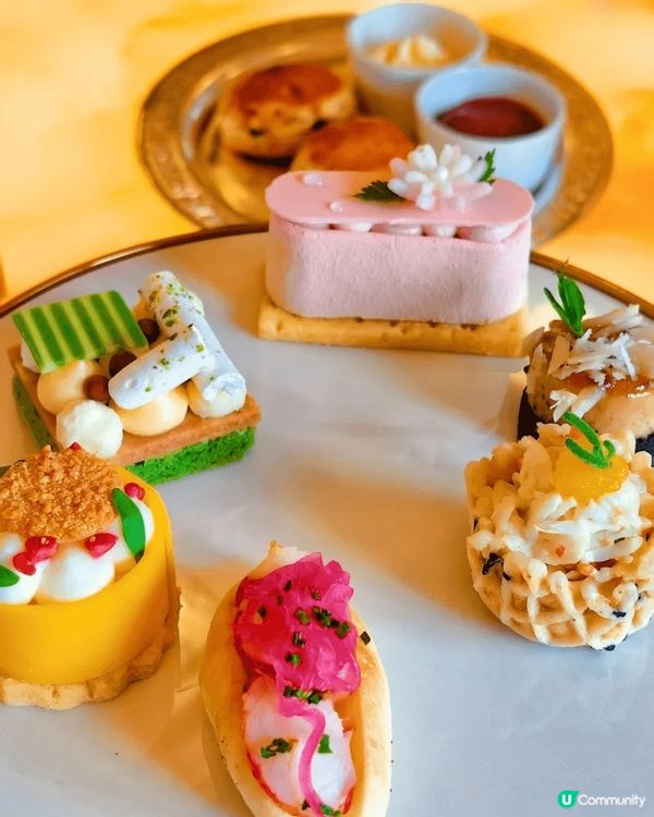 係上海和平飯店食下午茶，走入和平飯店，最先見到復古旋轉門，璀...