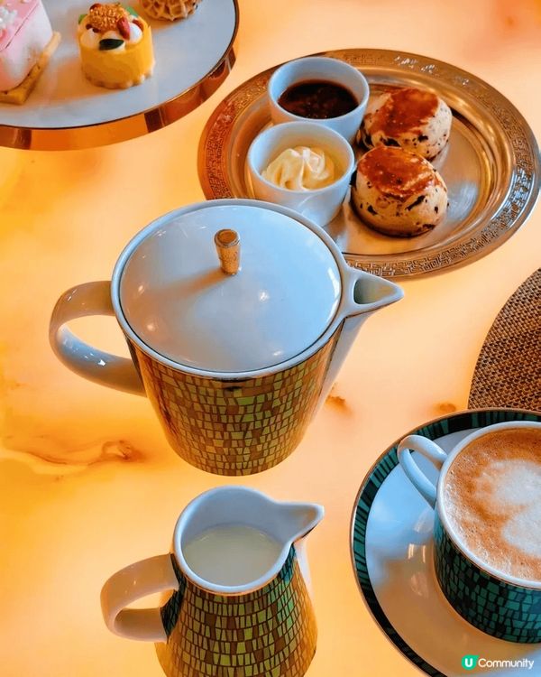 係上海和平飯店食下午茶，走入和平飯店，最先見到復古旋轉門，璀...