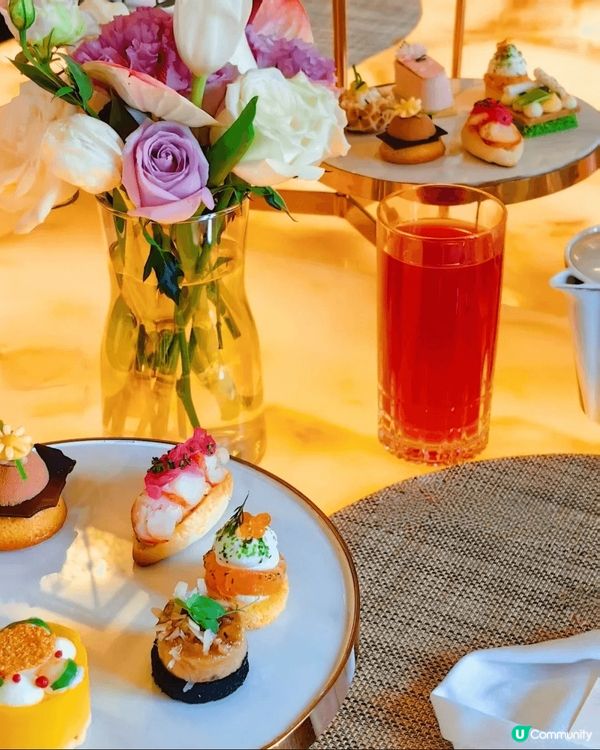 係上海和平飯店食下午茶，走入和平飯店，最先見到復古旋轉門，璀...