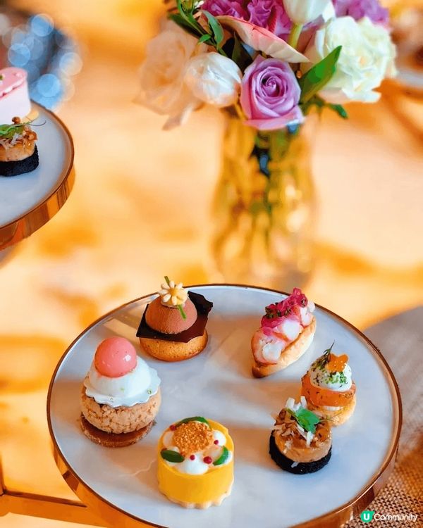 係上海和平飯店食下午茶，走入和平飯店，最先見到復古旋轉門，璀...