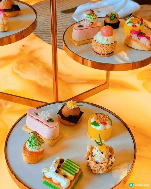 係上海和平飯店食下午茶，走入和平飯店，最先見到復古旋轉門，璀...