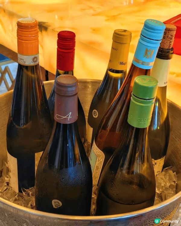 係上海和平飯店食下午茶，走入和平飯店，最先見到復古旋轉門，璀...