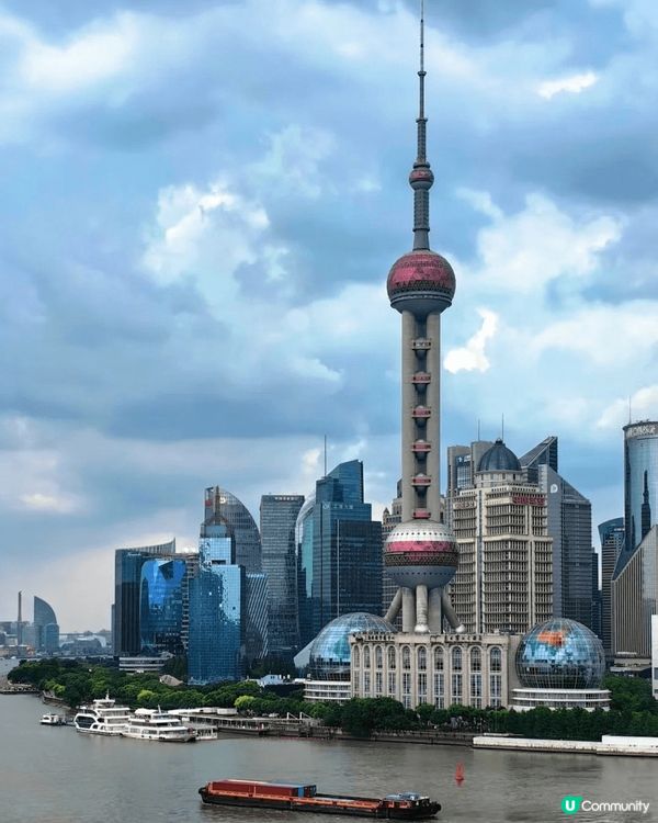 係上海和平飯店食下午茶，走入和平飯店，最先見到復古旋轉門，璀...