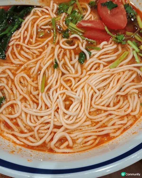 遇見小麵有那種國內坐在門口小檯小椅吃東西的感覺，食物性價比高...