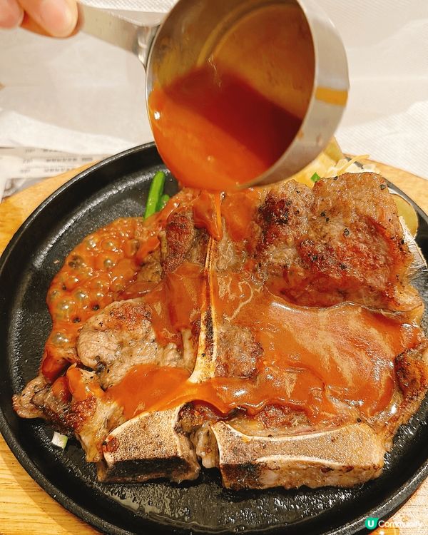 剧扒最緊要有鐵板，倒汁落去發出聲音好有儀式感。T骨扒肉質鬆軟...