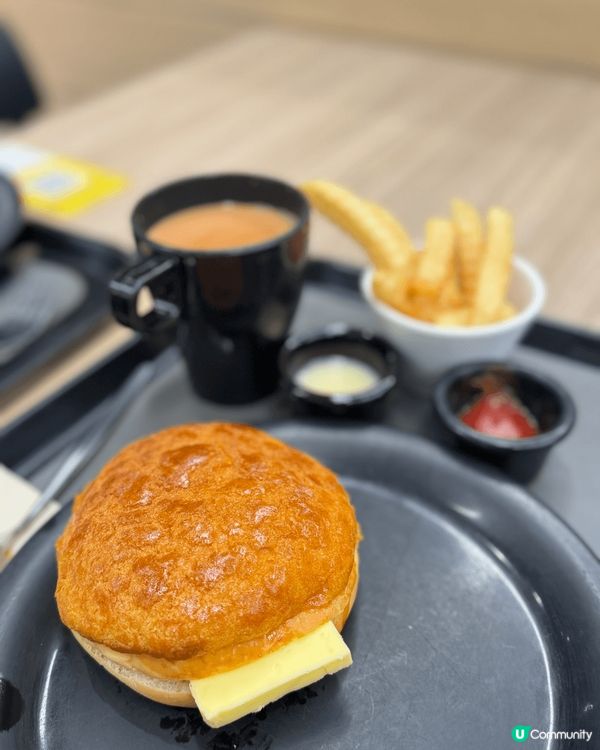 香港人最愛嘅美食—菠蘿油！包面外脆內軟，加上整塊牛油夾住食，...