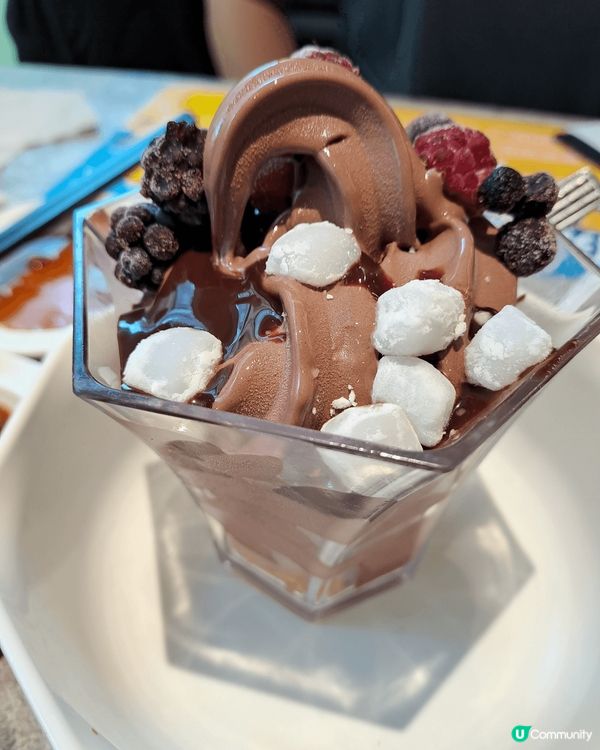 元氣壽司推出夏日消暑透心涼甜品～雜莓麻糬特濃朱古力雪糕，感覺...