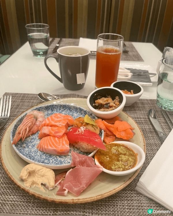 香港萬麗海景酒店萬麗咖啡室推出自助餐,食物豐富,可以任食蟹腳...