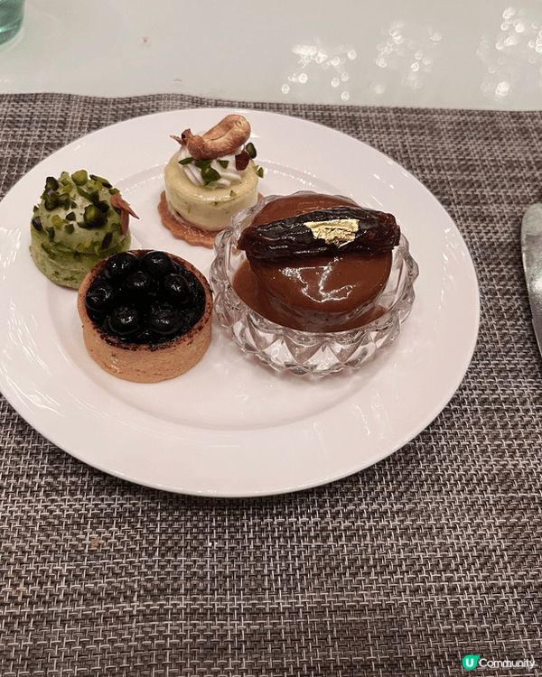 香港萬麗海景酒店萬麗咖啡室推出自助餐,食物豐富,可以任食蟹腳...