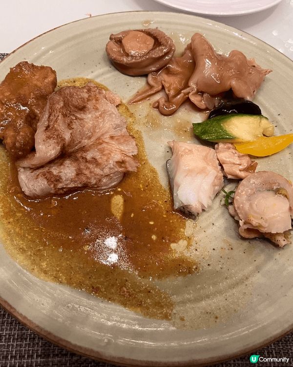 香港萬麗海景酒店萬麗咖啡室推出自助餐,食物豐富,可以任食蟹腳...