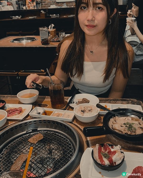 台北乾杯燒肉居酒屋，裝修以工業風混搭木質感，好下日本居酒屋的...