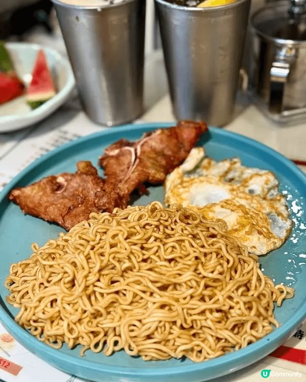 在深水埗舊區街角，我經常會來這間充滿人情味的「傑星冰廳」。餐...