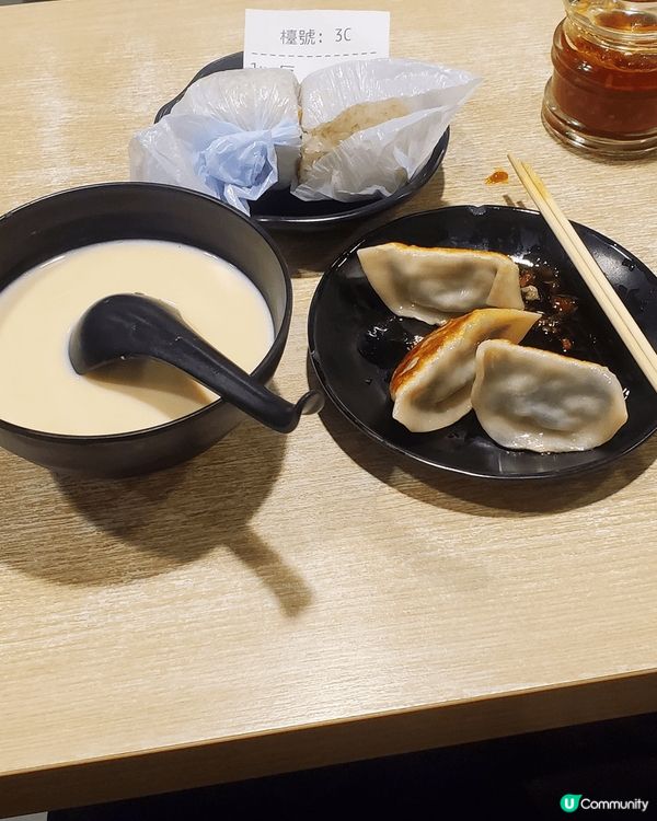 星期日上興趣班前，在豆漿大王先歎個無敵早餐-無糖熱豆漿、粢飯...