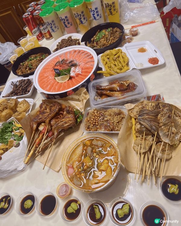 在家裡慶祝生日，買左好多燒烤同飲品做宵夜，最鐘意鹽焗鳳爪同刺...