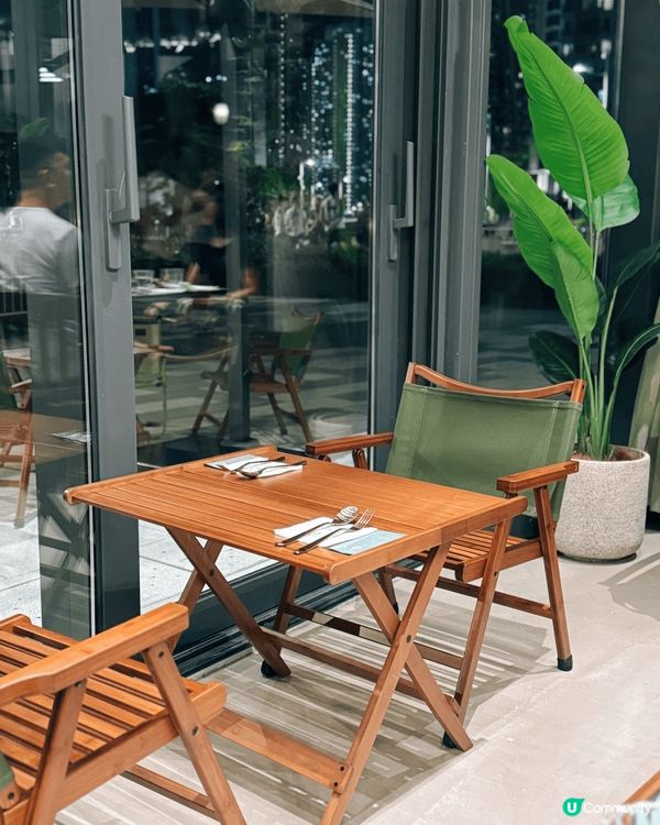 Cafe採用森林系裝修風格🌳