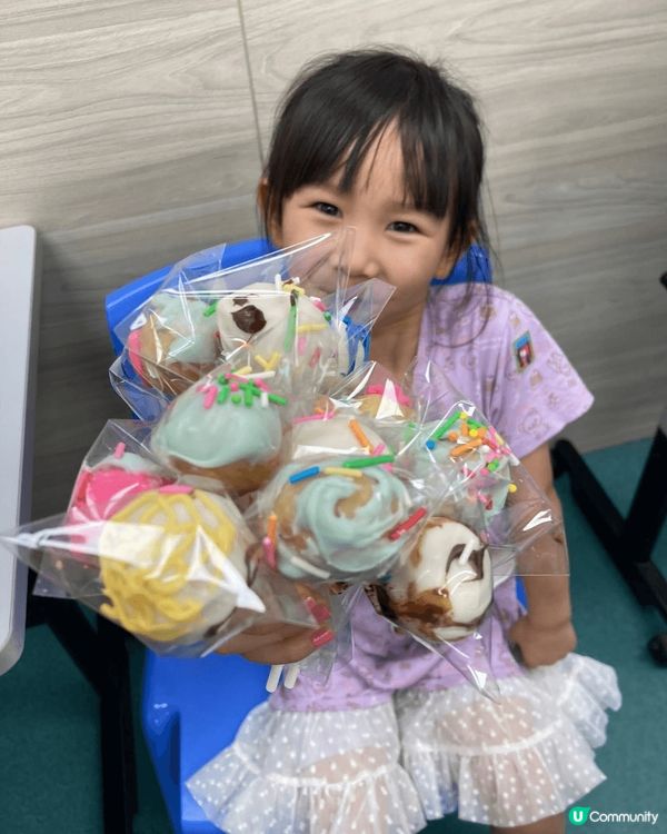 星球朱古力棒棒糖，用自制蛋糕加上奶酪，弄成球狀，將溶化的朱古...