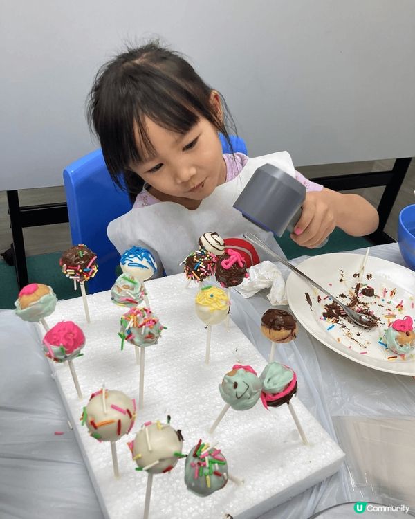 星球朱古力棒棒糖，用自制蛋糕加上奶酪，弄成球狀，將溶化的朱古...
