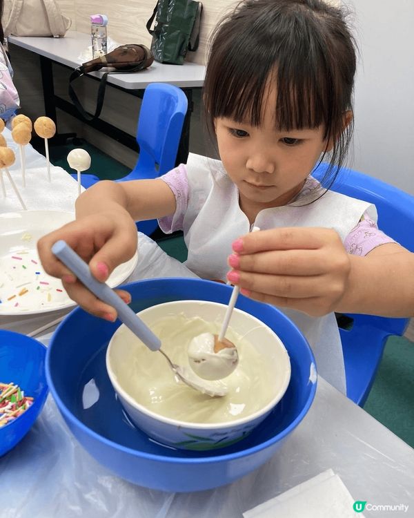星球朱古力棒棒糖，用自制蛋糕加上奶酪，弄成球狀，將溶化的朱古...