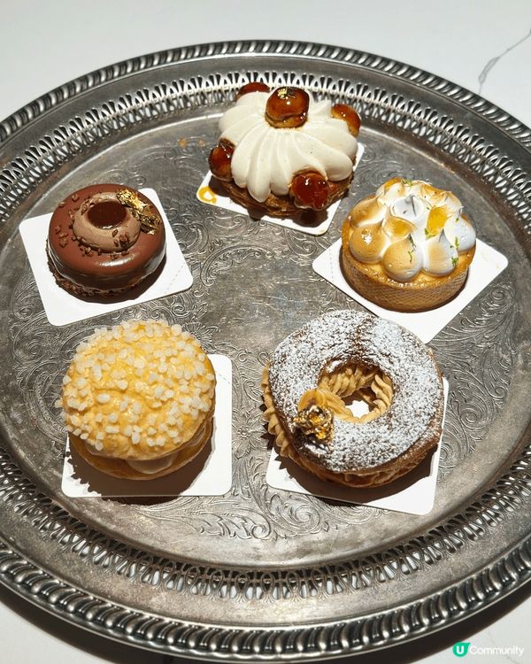 Paris Brest : 法式車輪泡芙上便放上金箔，賣相矜...